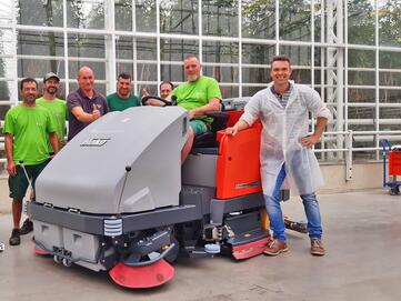 das Team von Frutura übernimmt eine neue Großflächen-Reinigungsmaschine von Stangl