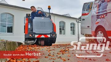 Vorschau zum Video  Laubkehren mit der Aufsitz-Kehrmaschine Hako Sweepmaster 1500-RH von Stangl 