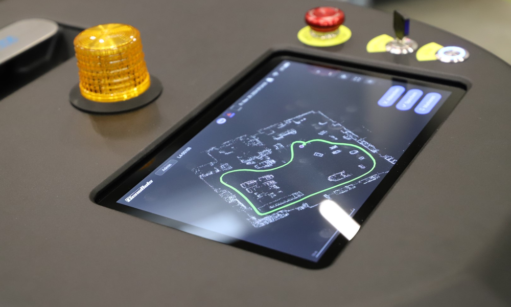 Bequeme Steuerung der autonomen Scheuersaugmaschine CenoBots L4 von Stangl über das 10,1 Zoll Display.