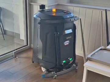 Mit einer geringen Wendebreite und  Durchgangsbreite kommt der CenoBots L4 von Stangl mühelos durch enge Gänge und Räume