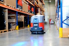 autonome Reinigungsmaschine Hako Scrubmaster B75i  von Stangl im Logistikbereich