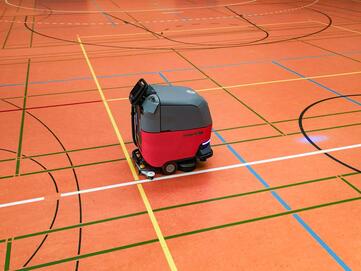 Die autonome Bodenreinigungsmaschine Hako B75i von Stangl fährt gelernte Routen mit hoher Wiederholgenauigkeit