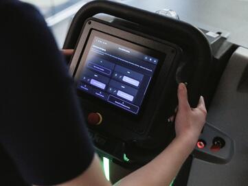 Die Reinigungsmaschine Hako B75i kann sowohl autonom als auch manuell eingesetzt werden. 