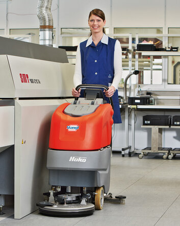 Reinigungsautomat Scrubmaster B30 von Stangl ermöglicht effiziente, randnahe Reinigung