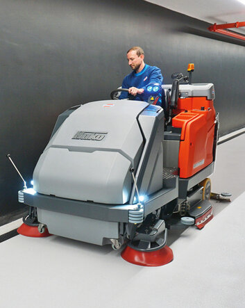 Industrielle Bodenreinigungsmaschine Hako Scrubmaster B400-RH von Stangl im Einsatz in einer Tiefgarage