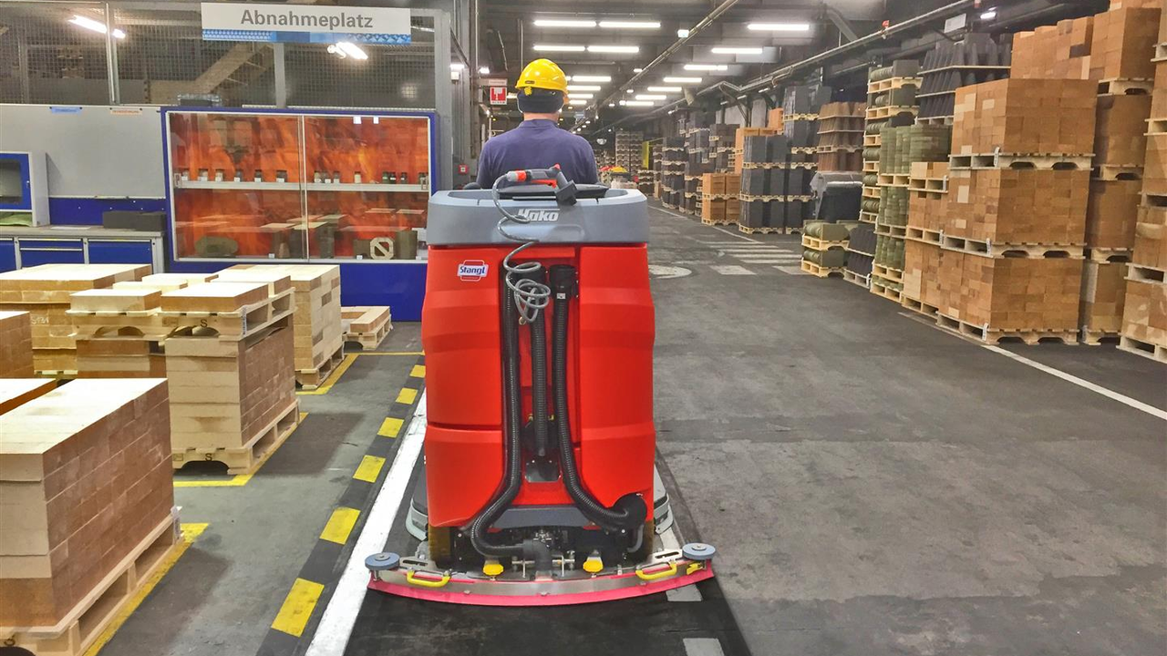 Hako Bodenreinigungsmaschine von Stangl bei der Nassreinigung