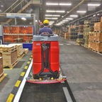 Hako Bodenreinigungsmaschine von Stangl bei der Nassreinigung