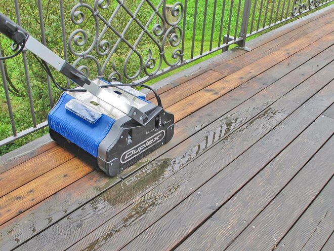 Reinigung einer Holzterrasse mit der Stangl Duplex 420 Walzenreinigungsmaschine