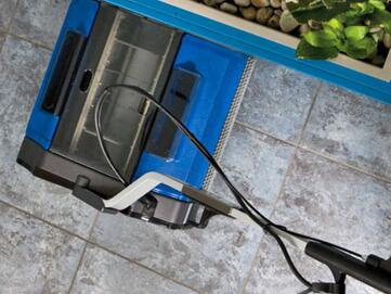 Die Walzenreinigungsmaschine Duplex 420 von Stangl ermöglicht komplett randnahes Reinigen und erreicht auch Sockelleisten.