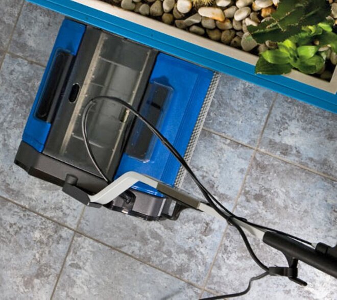 Die Walzenreinigungsmaschine Duplex 420 von Stangl ermöglicht komplett randnahes Reinigen und erreicht auch Sockelleisten.