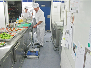 Reinigung eines Fliesenbodens in einer Betriebsküche mit der Walzenreinigungsmaschine Duplex 420 Steam mit Dampffunktion von Stangl