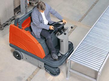 Große Wendigkeit der Aufsitz-Kehrmaschine Hako Sweepmaster B980-R von Stangl auch unter beengten Verhältnissen