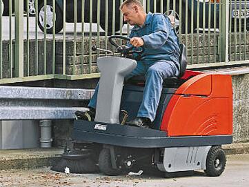 Kehren einer Rampe mit bis zu 12% Steigung mit der Hako Aufsitz-Kehrmaschine Sweepmaster B980-R von Stangl