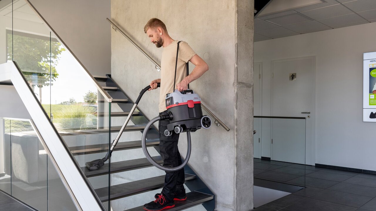 Akkusauger StaVac Go Plus mit integriertem Tragegurt, lässt sich in beengten Räumen und Treppen einfach über den Schultern tragen.