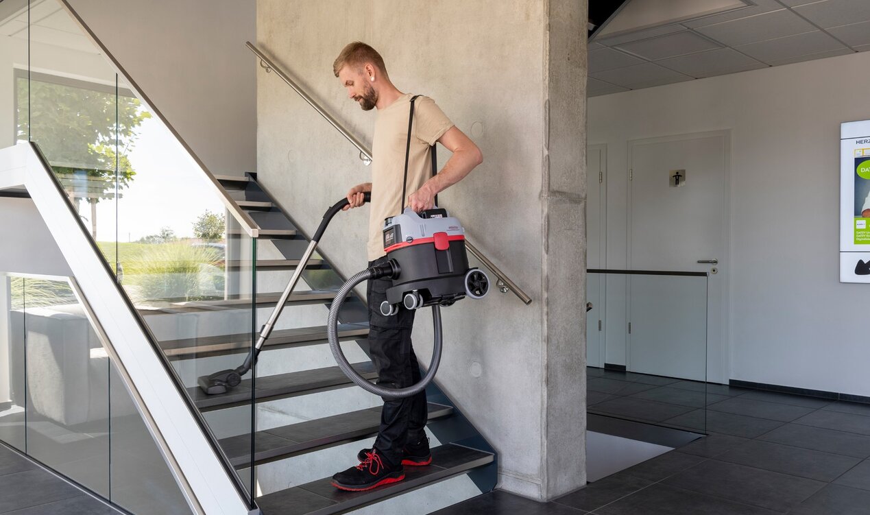 Akkusauger StaVac Go Plus mit integriertem Tragegurt, lässt sich in beengten Räumen und Treppen einfach über den Schultern tragen.