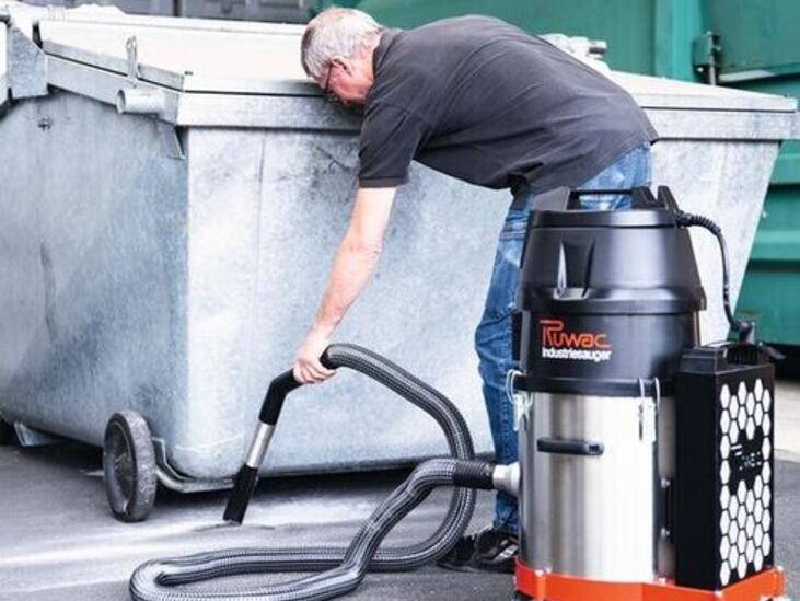 Kabelloser Akkusauger Ruwac R18 D von Stangl der im Einsatz ohne Strom auskommt und vor allem im Außenbereich flexibel einsetzbar ist