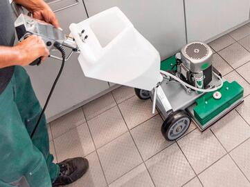 Einfache randnahe Reinigung mit der Oszilla 30-50 Exzenter-Reinigungsmaschine von Stangl 