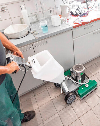 Einfache randnahe Reinigung mit der Oszilla 30-50 Exzenter-Reinigungsmaschine von Stangl 