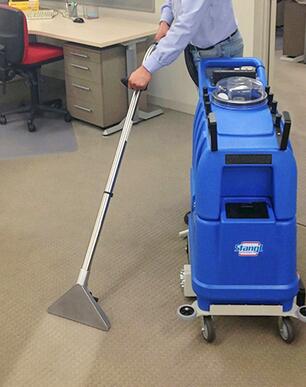 Sprühextraktionsreiniger zur Teppichreinigung der Marke Santoemma, von Stangl