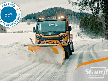 Stangl Geräteträger Multicar M31 von Hako beim Winterdienst mit BBG-Partner Logo 