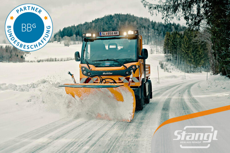Stangl Geräteträger Multicar M31 von Hako beim Winterdienst mit BBG-Partner Logo 