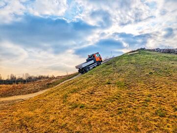 Stetige Zugkraft für müheloses Berganfahren des kommunalen Geräteträgers Multicar M41 von Stangl.
