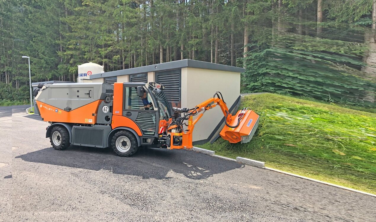Stangl Mähtechnik mit Hako Multicar M29 beim Mähen einer Böschung