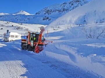 Winterdienst mit Multicar M29 und Technik von Kahlbacher Winterdiensttechnik, Schneefräsen, bei Stangl