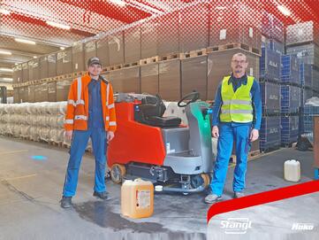 Mitarbeiter bei der Übergabe einer Aufsitz-Scheuersaugmaschinen von Stangl in Münster