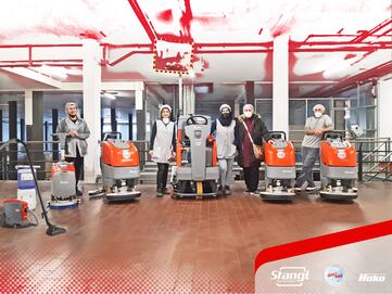 Gruppenbild mit Mitarbeitern bei der Übergabe von Stangl Bodenreinigungsmaschinen