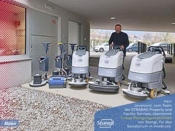 Kunde bei der Übernahme von Stangl Bodenreinigungsmaschinen in Innsbruck