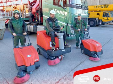 Mitarbeiter bei der Übergabe der Hako Kehrsaugmaschinen von Stangl in Amstetten
