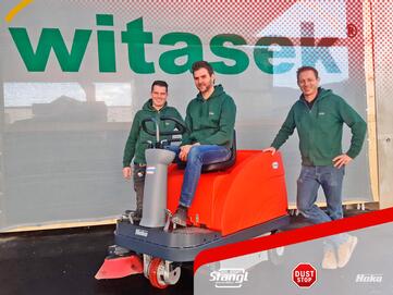 Mitarbeiter bei der Übernahme der Stangl Aufsitz-Kehrmaschine Sweepmaster B900-R von Stangl in Feldkirchen