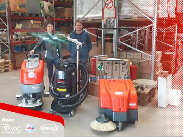 Stangl Kunden bei der Übernahme einer neuen Bodenreinigungsmaschine, Kehrmaschine und Industriesauger in Mils