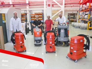 Die Mitarbeiter des Verpackungsspezialisten in  Korneuburg, freuen sich über eine neue Hako Reinigungsmaschine sowie drei neue Ruwac Industriesauger von Stangl.
