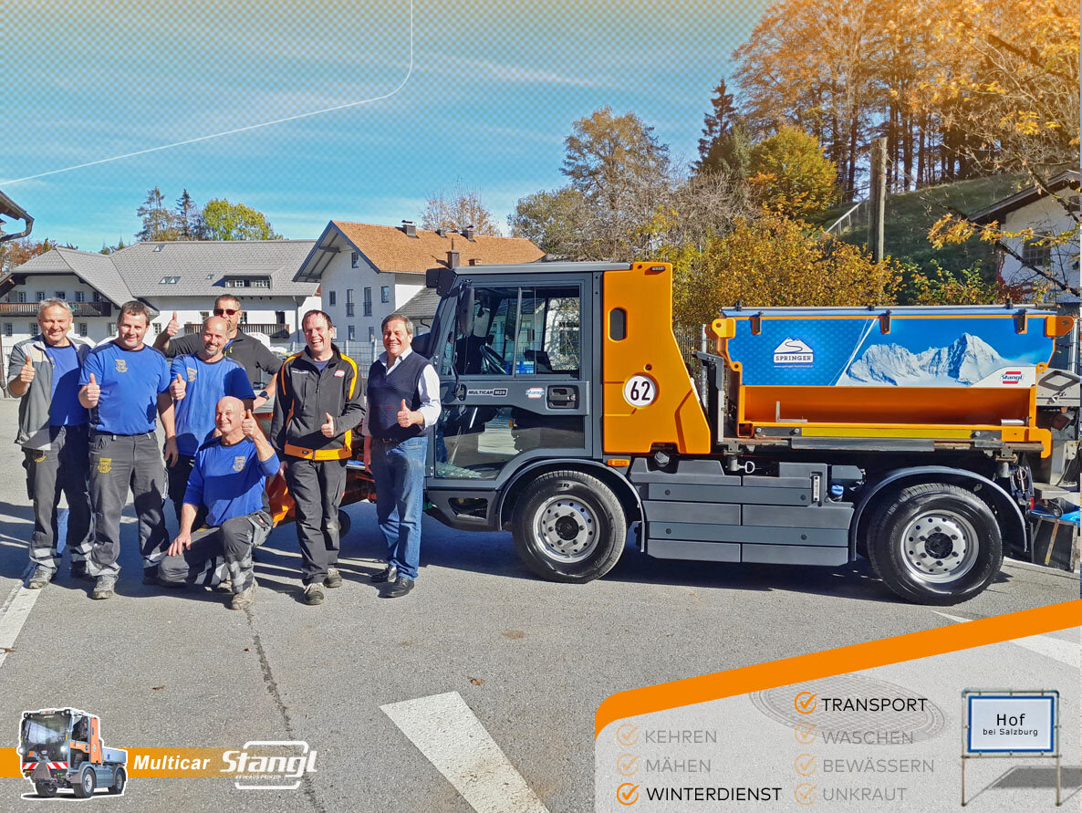 Stangl übergibt den neuen Multicar für den Winterdienst an Bürgermeister Thomas Ließ und das Bauhofteam von der Gemeinde Hof