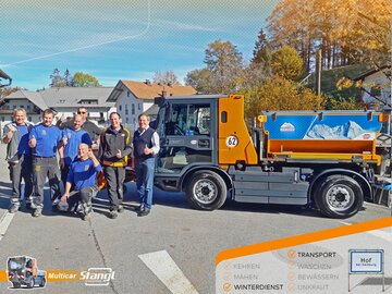 Stangl übergibt den neuen Multicar für den Winterdienst an Bürgermeister Thomas Ließ und das Bauhofteam von der Gemeinde Hof