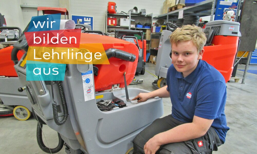 Stangl Lehrling Herbert Dirnhammer beim Service einer Bodenreinigungsmaschine