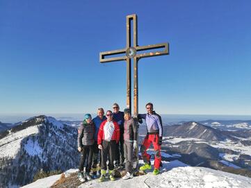 Am Gipfelkreuz angekommen, Mitarbeiter von Stangl Reinigungstechnik bei einer Skitour