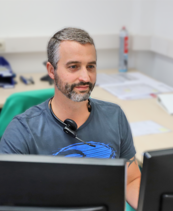 Stangl Maschinendispo Thomas Fraueneder am Schreibtisch bei der Arbeit