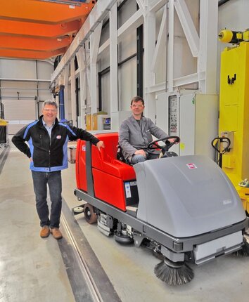 Stangl Aussendienstmitarbeiter Hanspeter Karner bei der Übergabe einer Kombinationsreinigungsmaschine