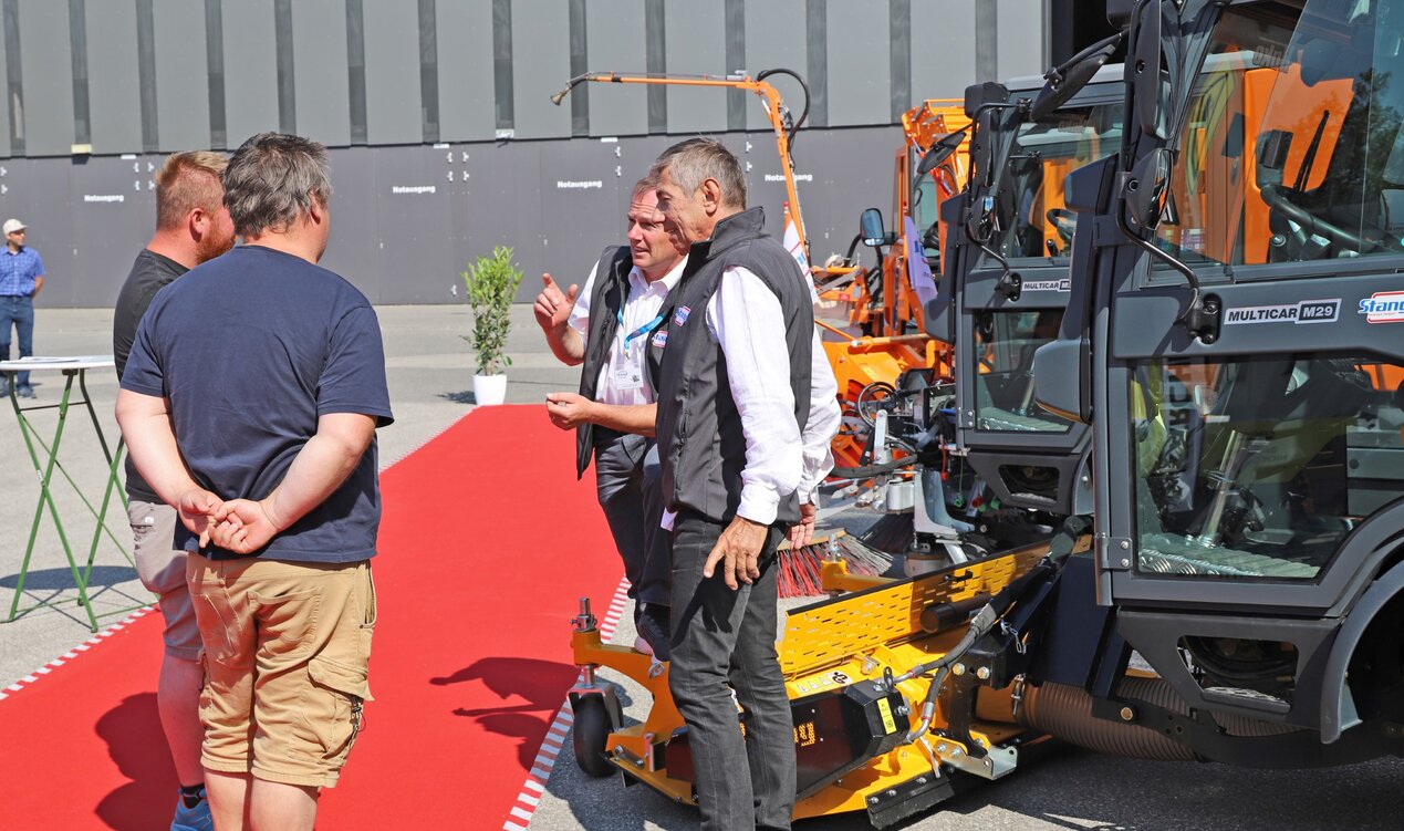 Stangl Aussendienstmitarbeiter und Anwendungstechniker im Kundengespräch auf der Messe Astrad 2023