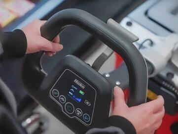 Bedienelement der Bodenreinigungsmaschine Hako Scrubmaster B25 von Stangl