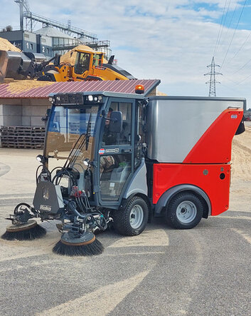 Multifunktionsmaschine für große Flächen zum Kehren, Mähen und für den Winterdienst