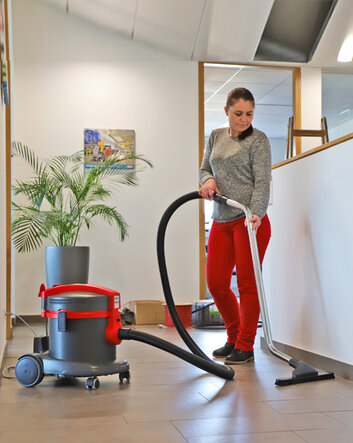 Saugen des Fliesenbodens mit dem Kesselsauger der Marke Ghibli, von Stangl Reinigungstechnik