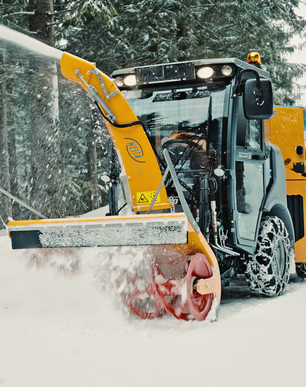 Kommunalmaschine Hako Citymaster 1650 mit Westa-Schneefräse von Stangl, im Winterdienst-Einsatz | © Stangl Reingungstechnik GmbH