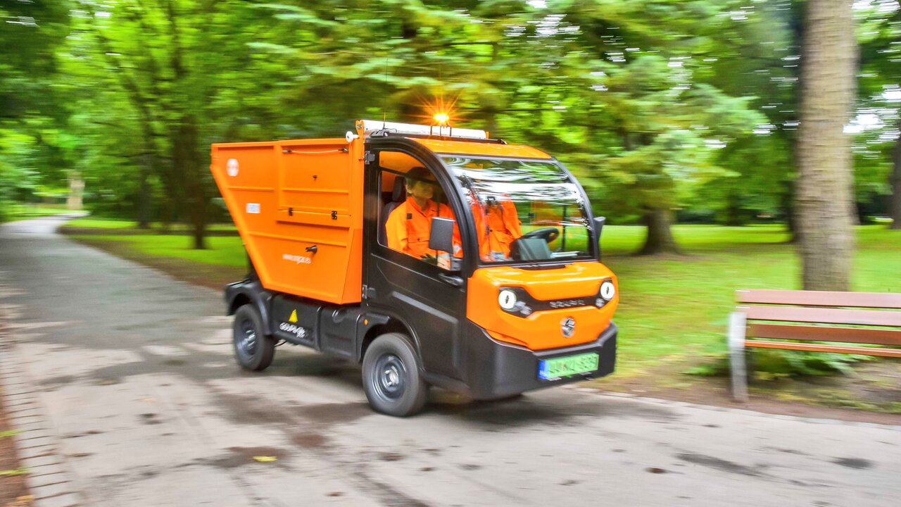 Ein Goupil G4 im kommunalen Einsatz sammelt Abfall mit einem Müllcontainer-Aufbau | © Goupil