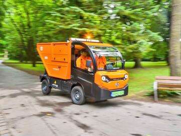 Ein Goupil G4 im kommunalen Einsatz sammelt Abfall mit einem Müllcontainer-Aufbau | © Goupil