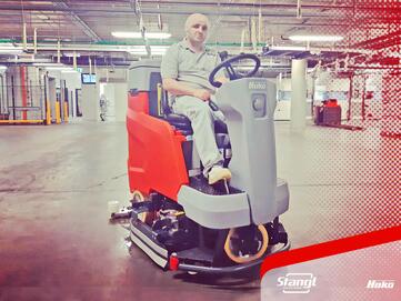 Mitarbeiter bei der Übergabe einer Aufsitz-Scheuersaugmaschinen von Stangl in Mölk