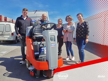 Mitarbeiter übernehmen eine neue Hako Aufsitz-Bodenreinigungsmaschine B75-R von Stangl  in Feldkirchen